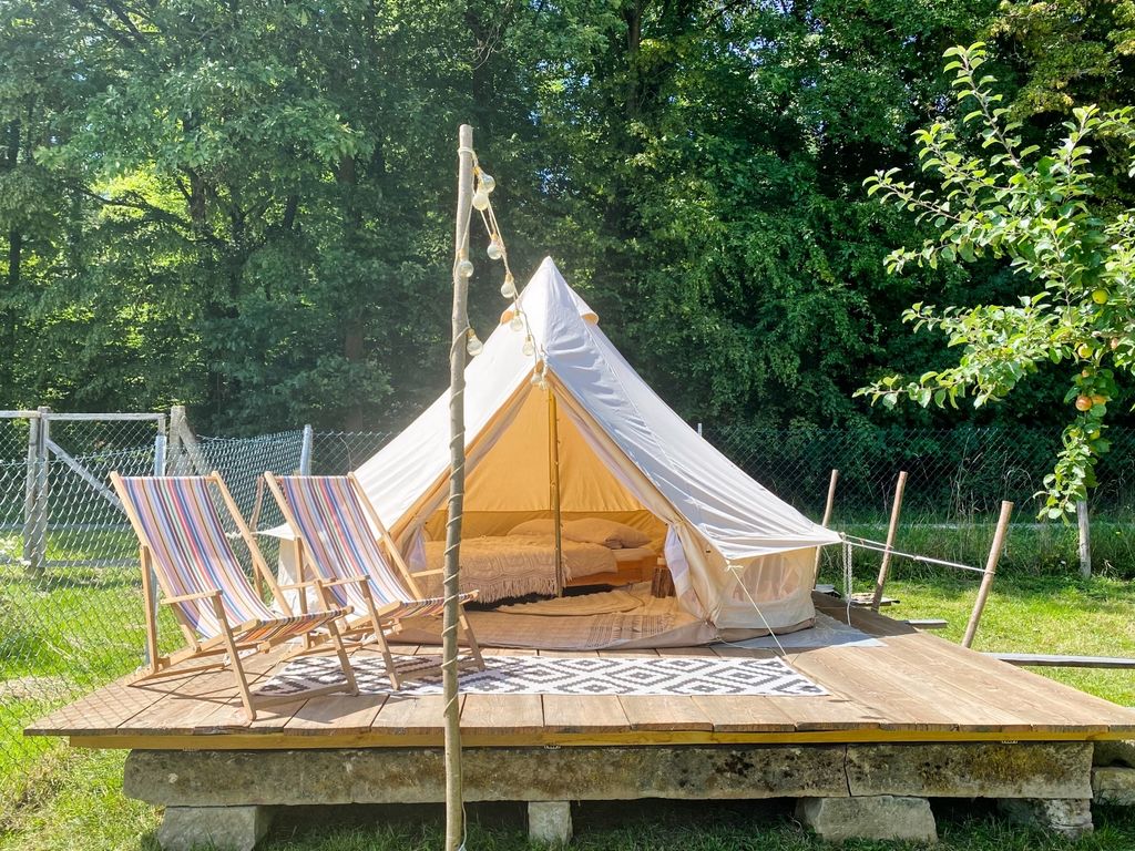 Glamping en el borde del bosque detrás del granero