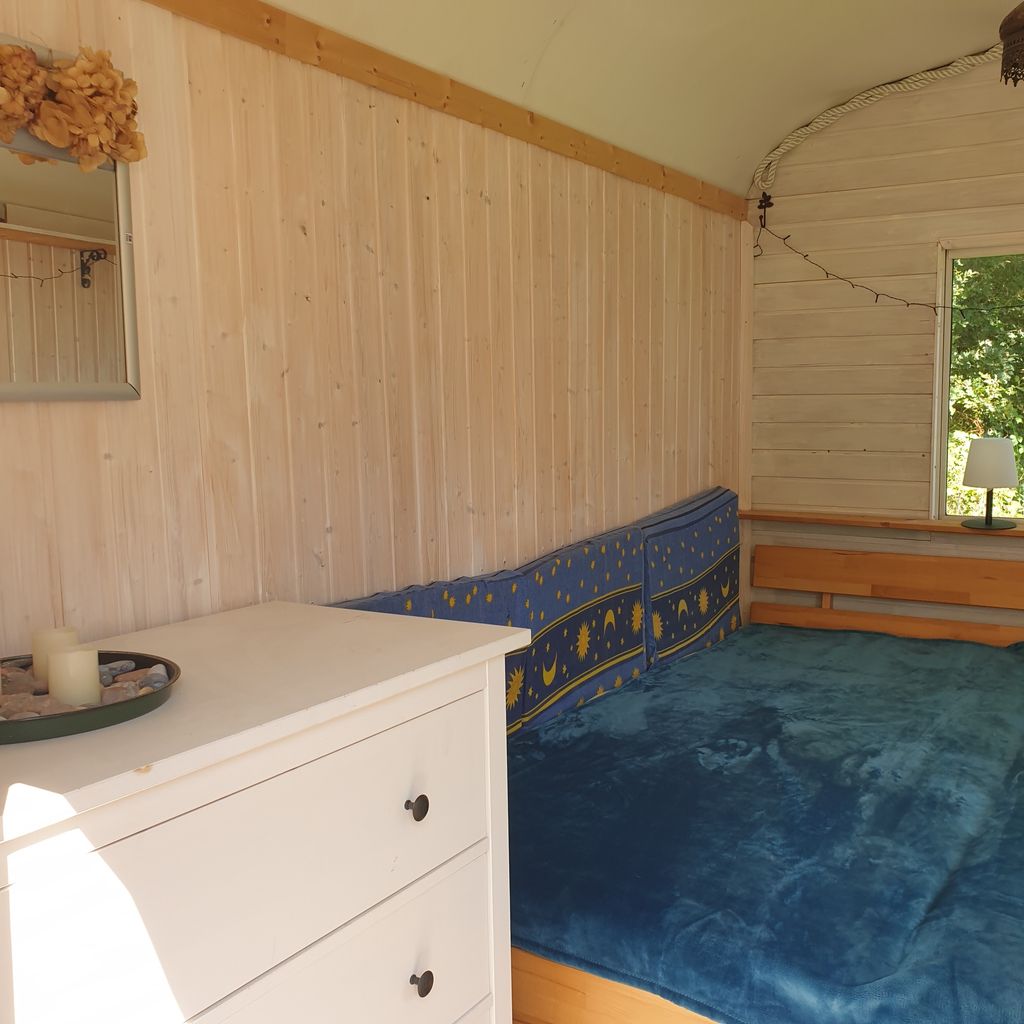 Hébergement dans des caravanes de chantier sous de vieux chênes
