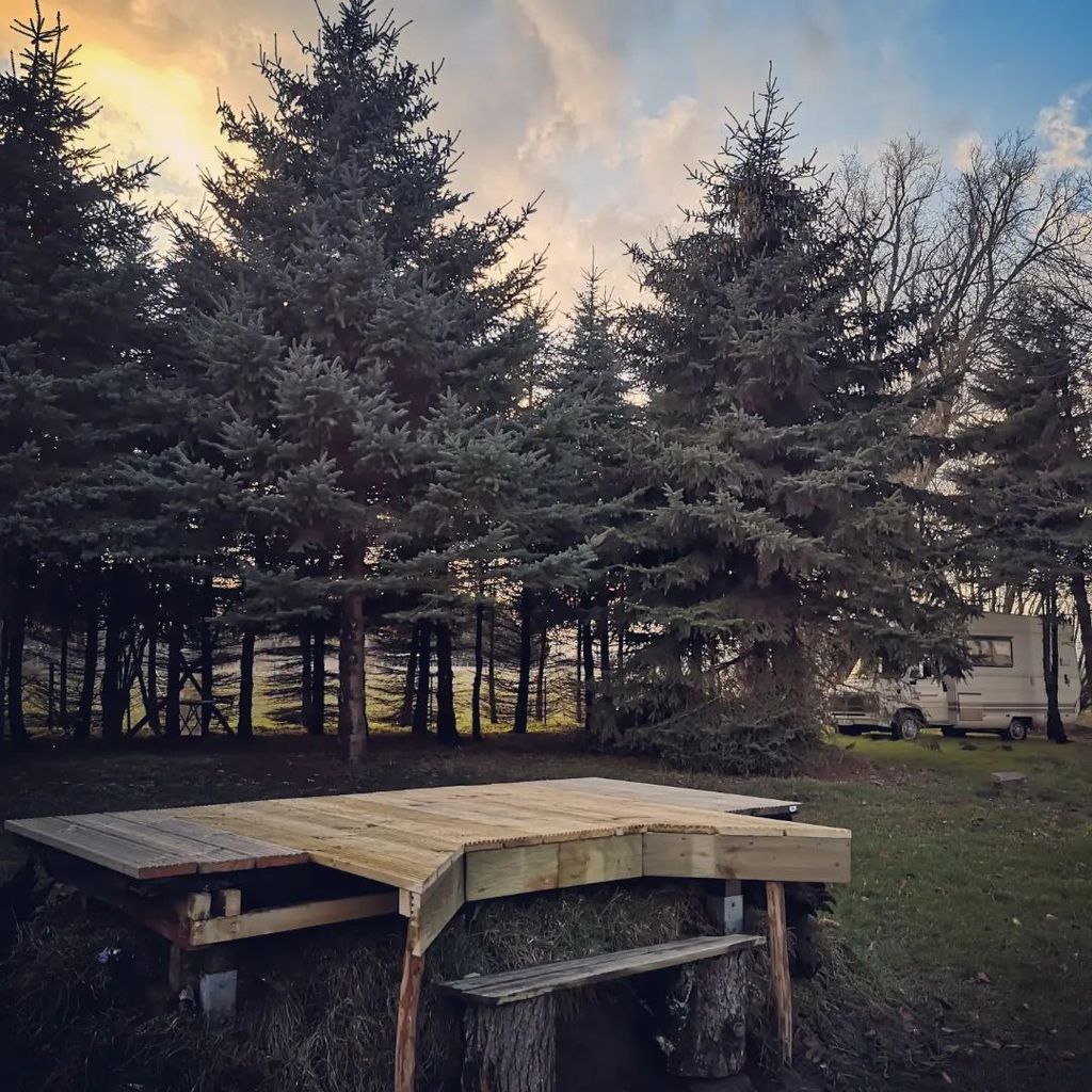 Camping à l'ancienne école au milieu de nulle part