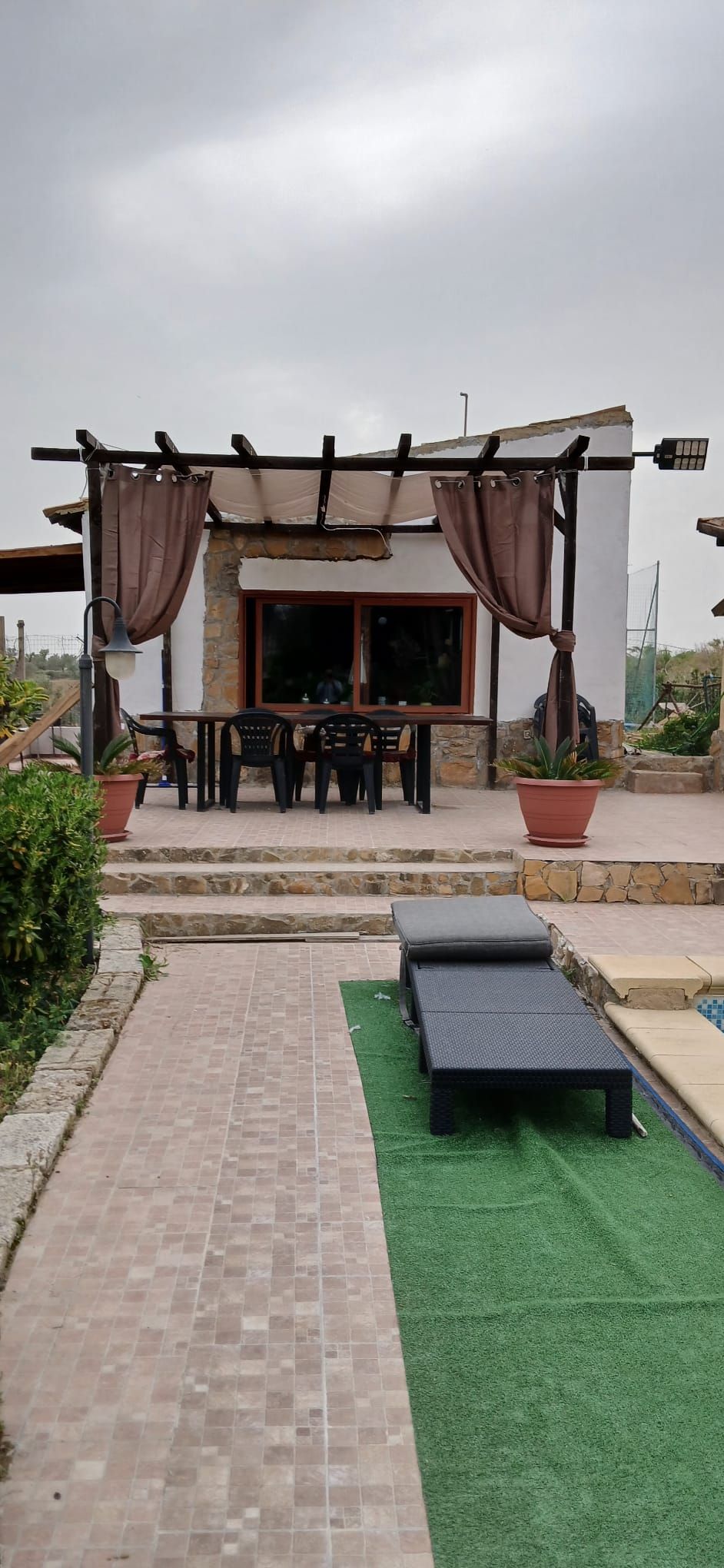 Tranquilo Glamping Villa con vistas a la piscina y terraza