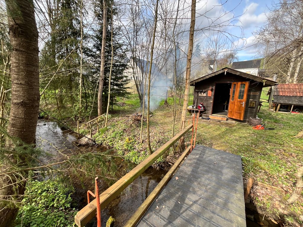 Ruscello, ponte, capanna