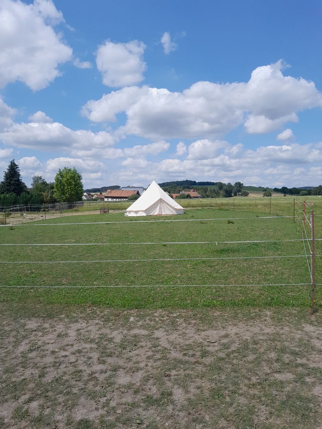 Glockenzelt an der Pferdekoppel mit Gebirgsblick