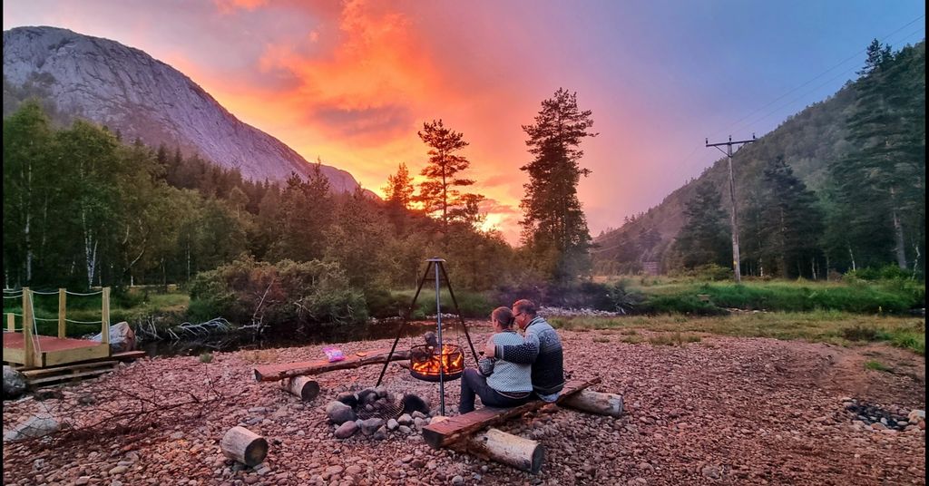 Campo nella natura con vasca idromassaggio, sauna e vista sul fiume