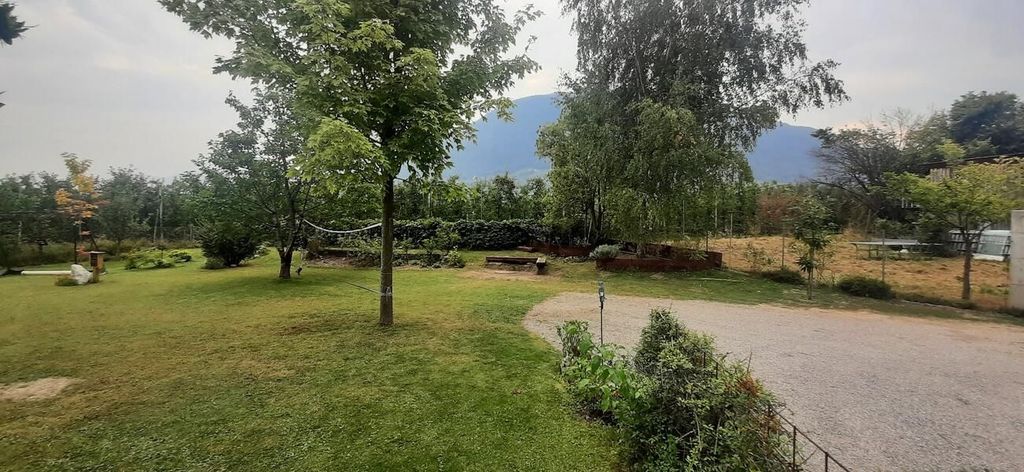 Parcela para autocaravanas en Merano junto al arroyo