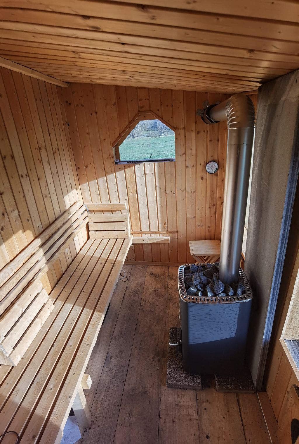 Camping sur l'alpage et au bord du ruisseau à 800 mètres d'altitude