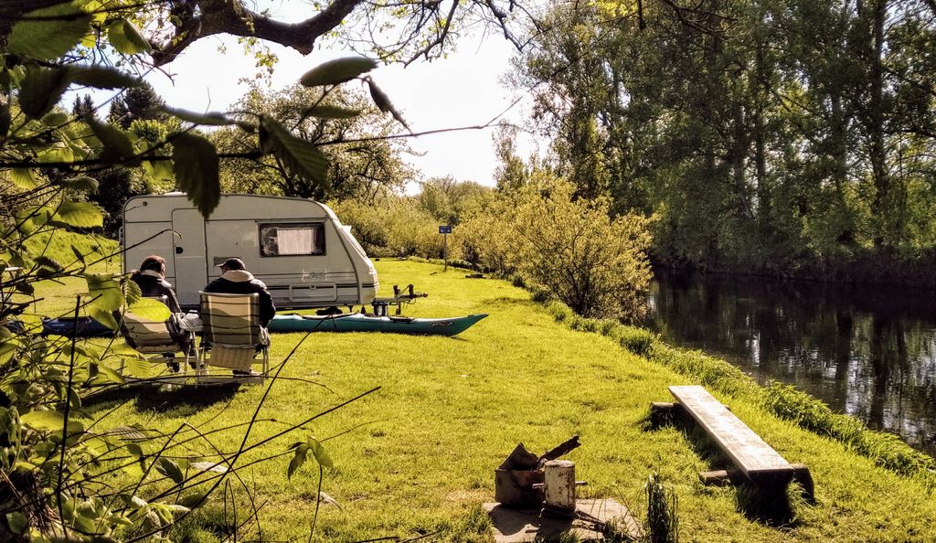 Camping y piragüismo entre castillos y viñedos