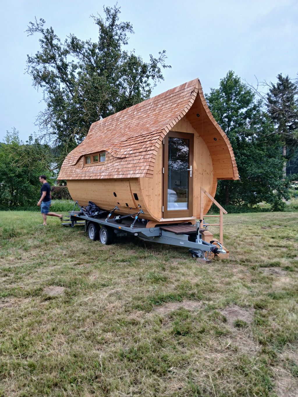 Un microhotel exclusivo en un huerto de árboles frutales dispersos 