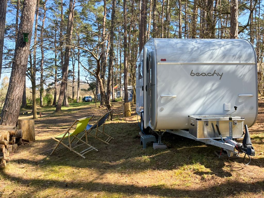 Wohnwagen auf naturnahem Campingplatz