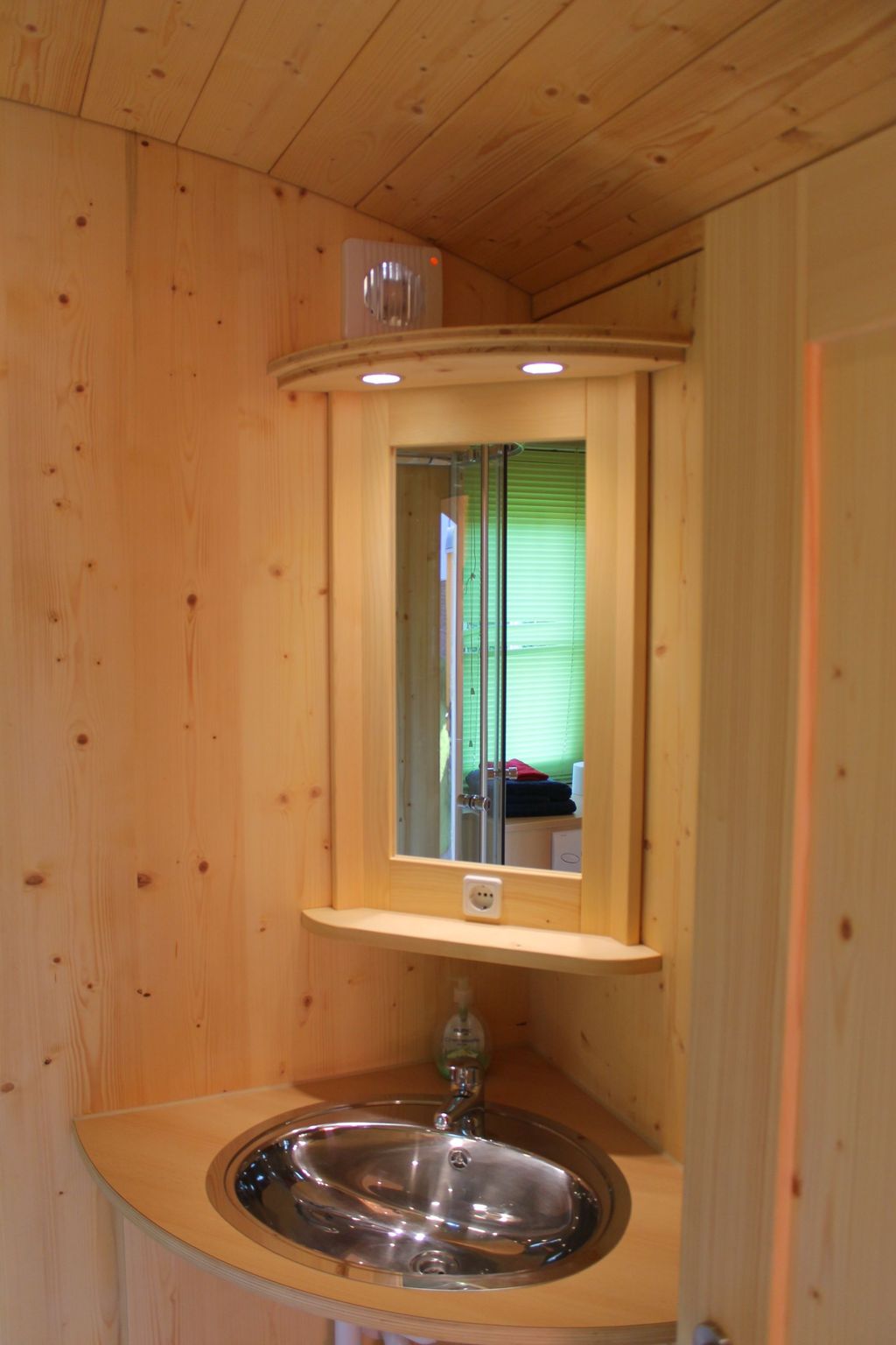 Carrozzone del circo nella città dei profumi e dei sapori