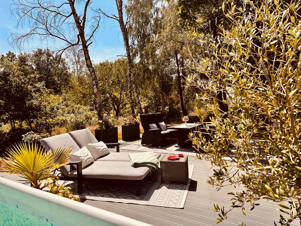 Your little slice of freedom: a natural spot under the trees
