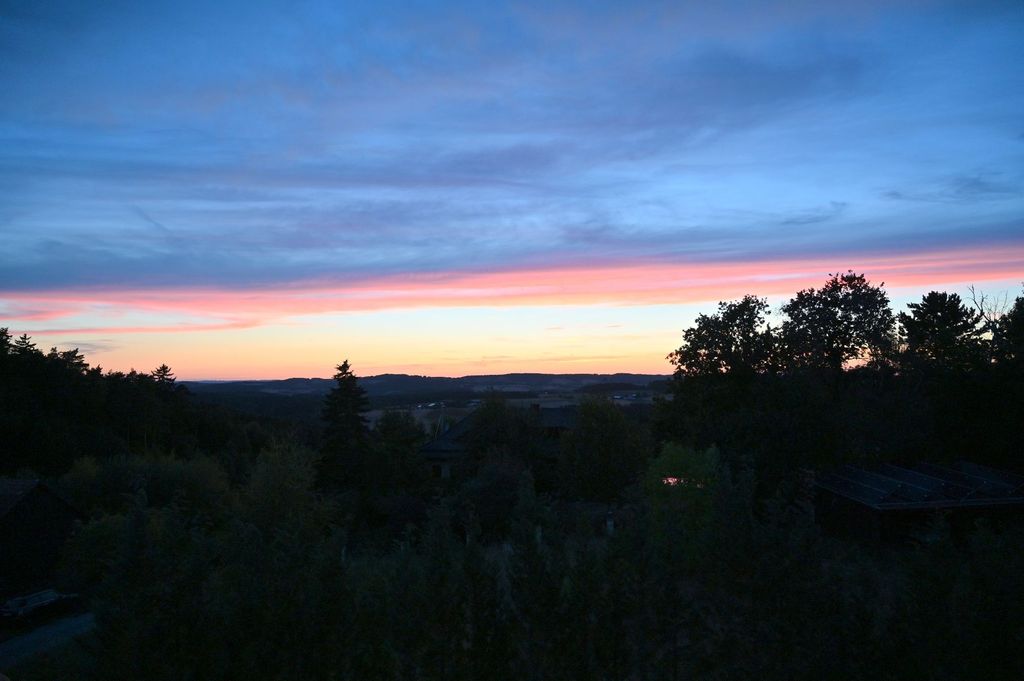 Prairie calme sur la colline avec vue dégagée