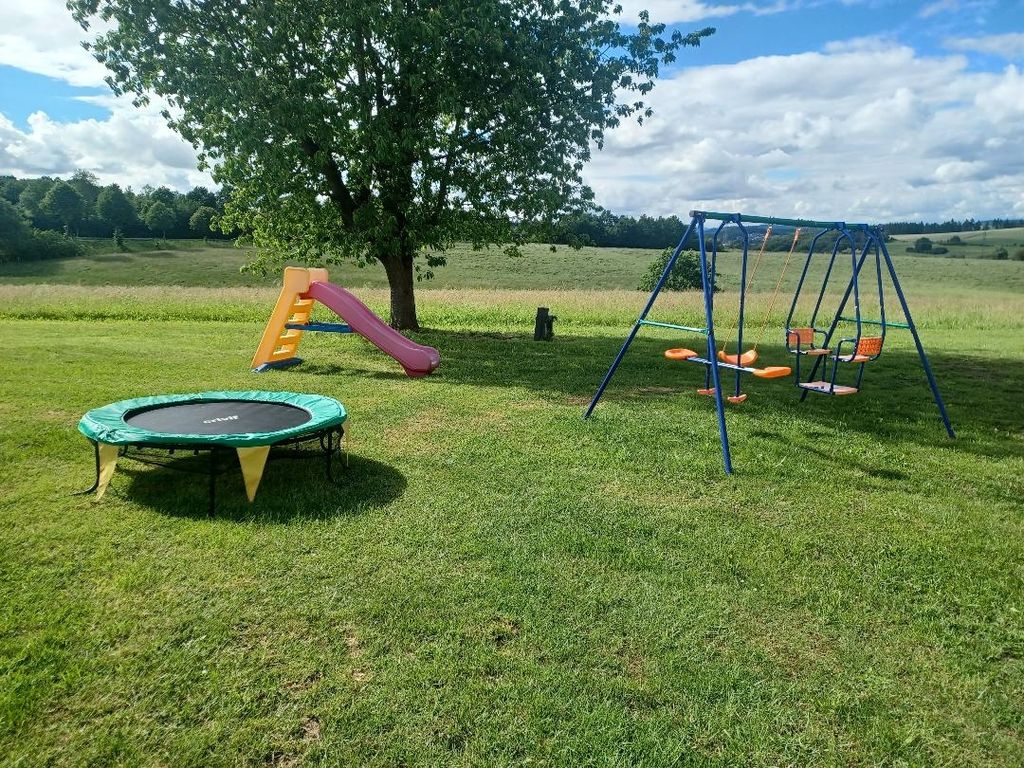 Trampolin, Rutsche, 3 Schaukelmöglichkeiten