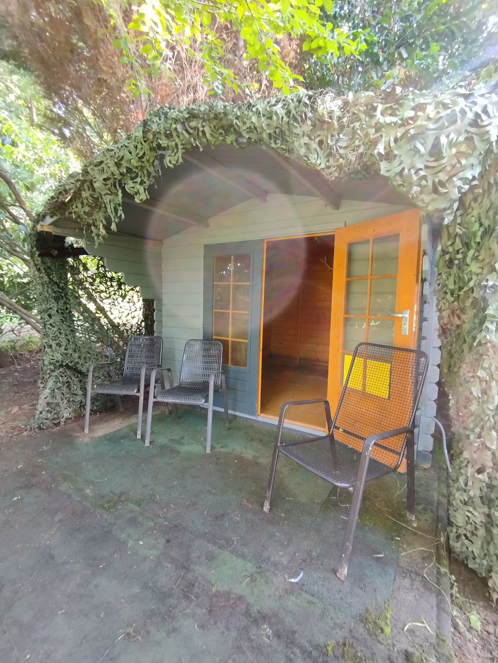 Zeltmöglichkeit mit Gartenhütte unter Bäumen
