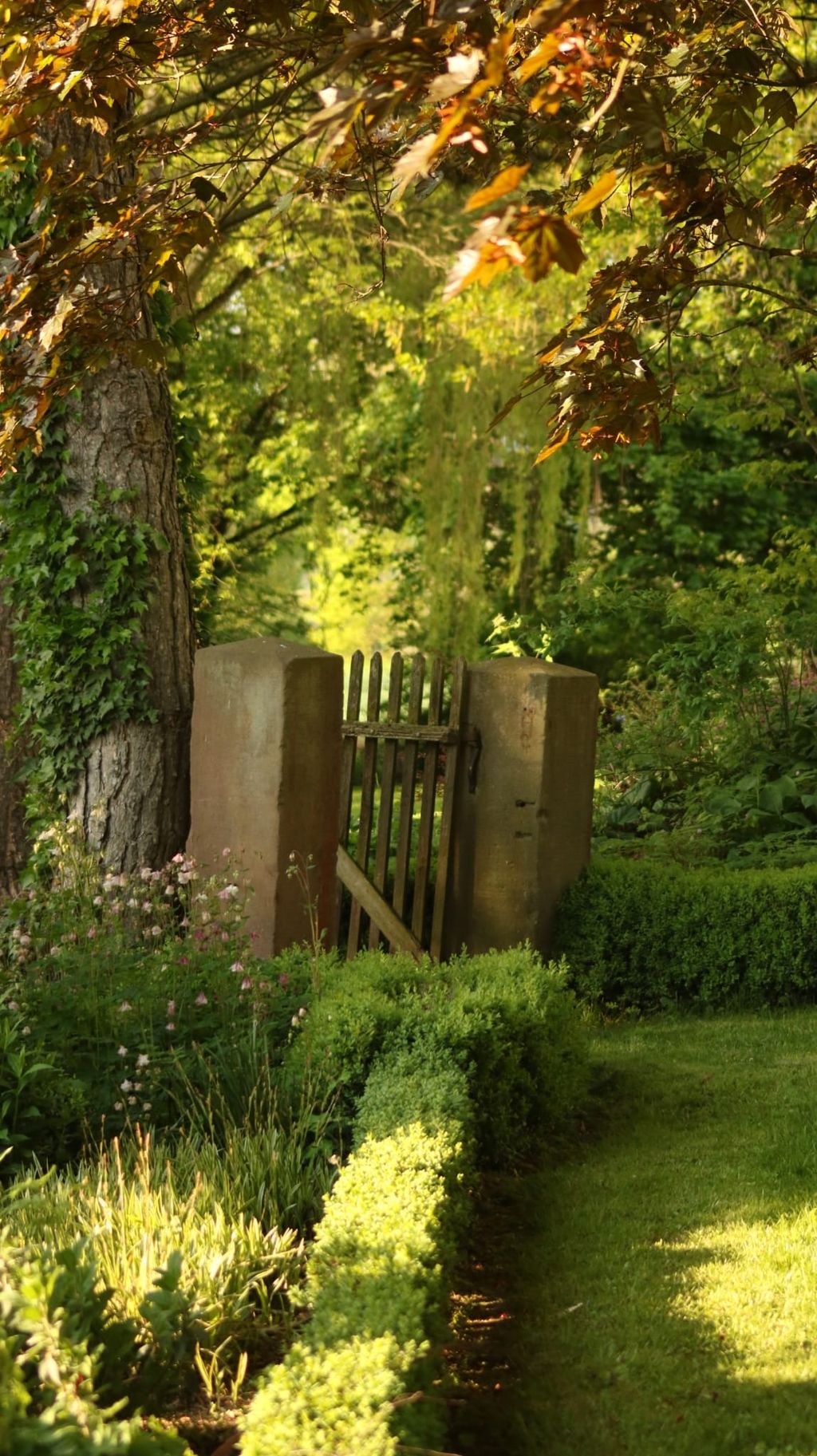 Grüne Oase -Parkgartenidylle auf dem Land