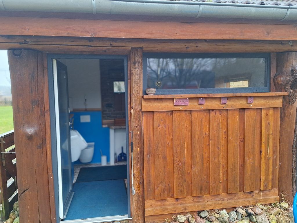 Une tiny-house "ab-hang" à la campagne, à côté d'animaux