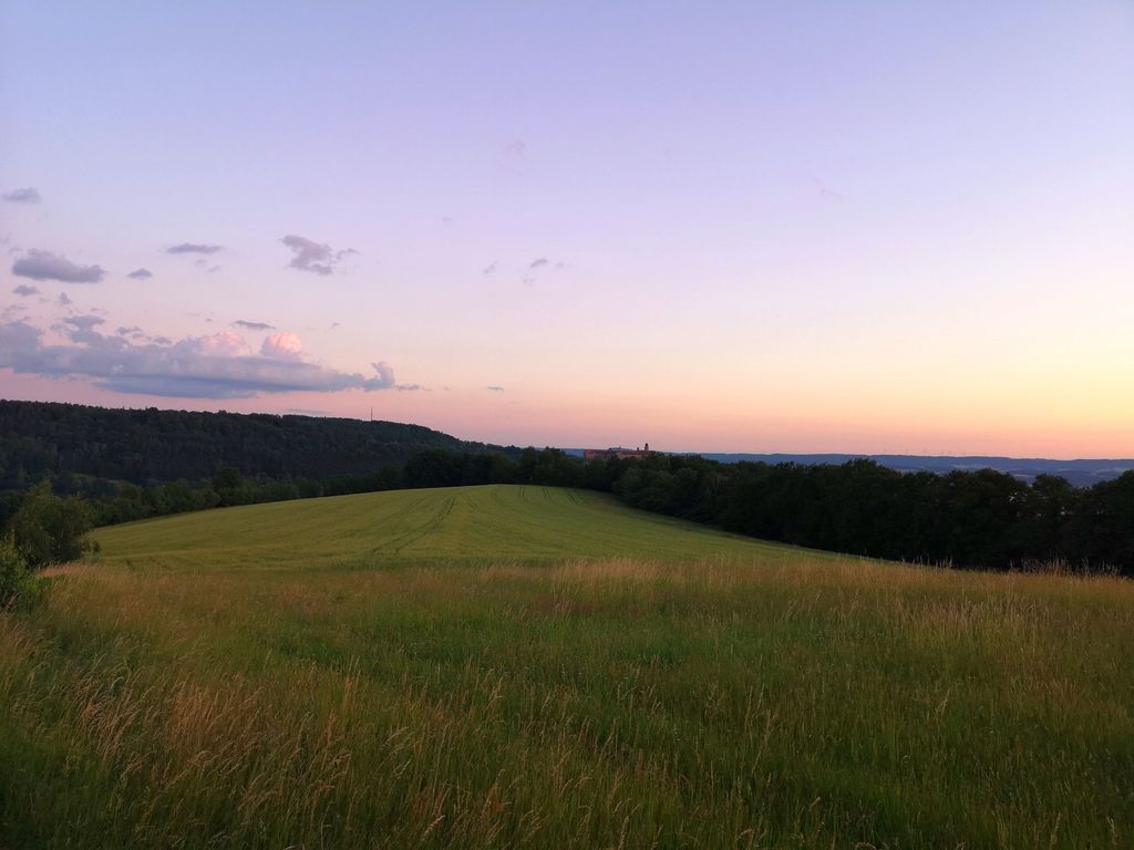 Aparcamiento de la granja con vistas al castillo de Plassenburg