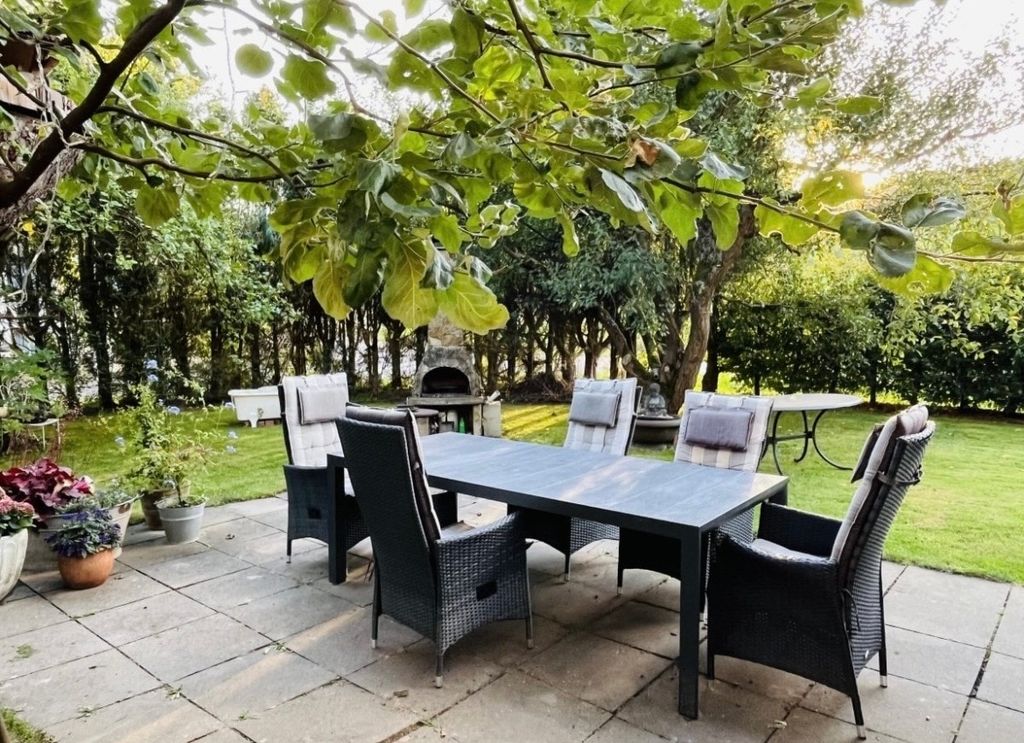 Vista sull'Hutzberg con area barbecue e piscina estiva
