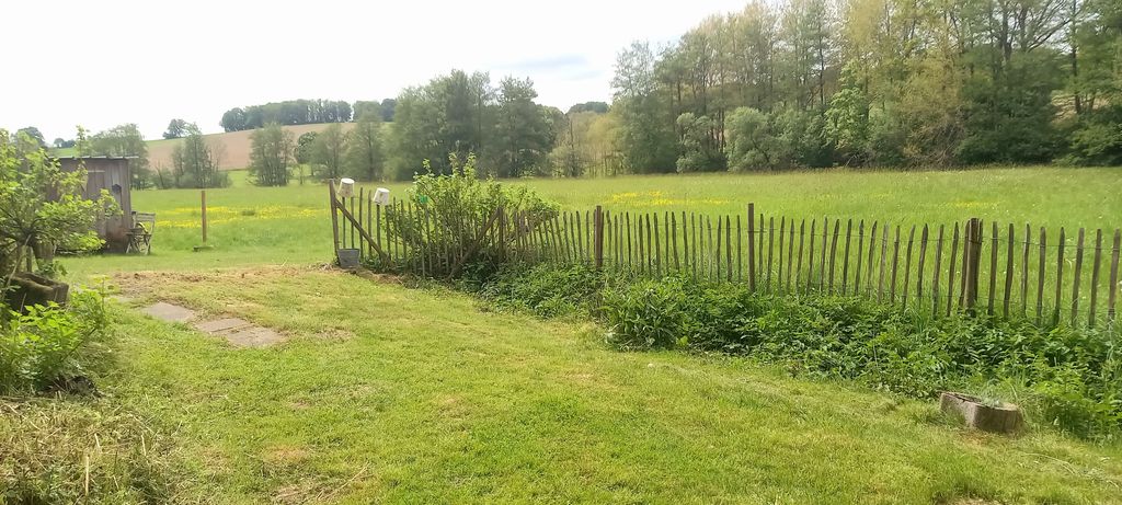 Idyllische Wiese am Bach mit Ausblick und Hütte