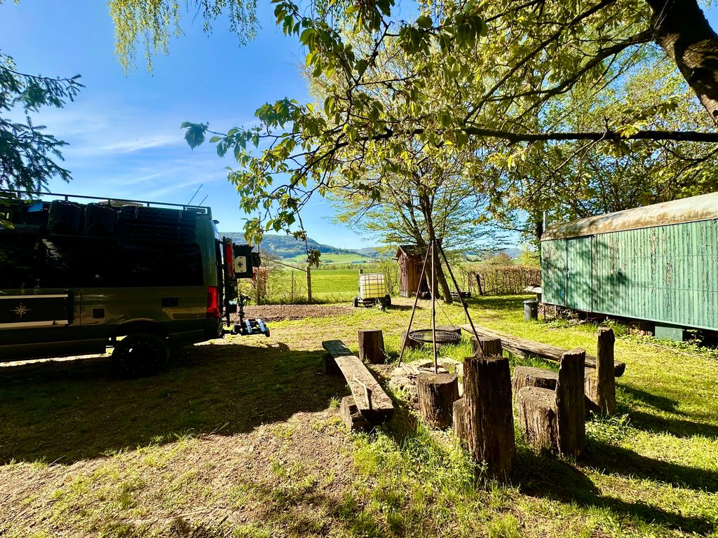 Una noche de fogata justo a la puerta de la tienda