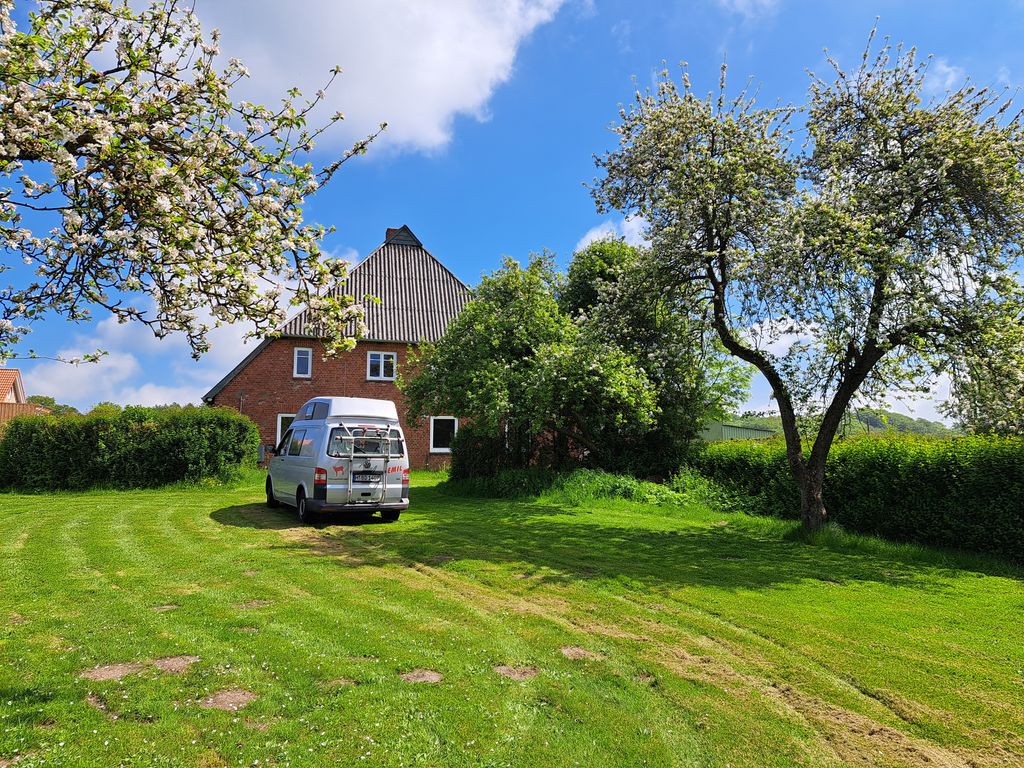Tiempo libre en el huerto del granjero frente a la bahía de Lübeck