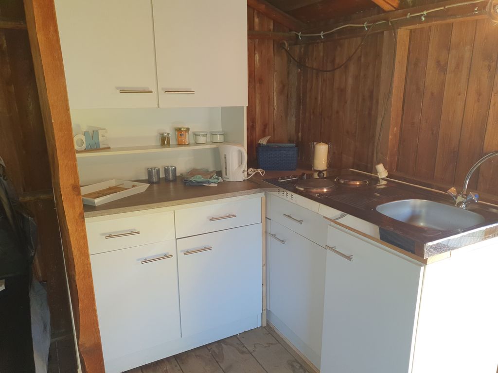 Pase la noche en la cabaña de madera situada en la linde del bosque