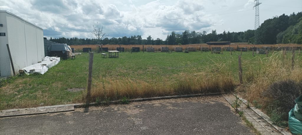 Parcela ajardinada natural a las afueras del pueblo
