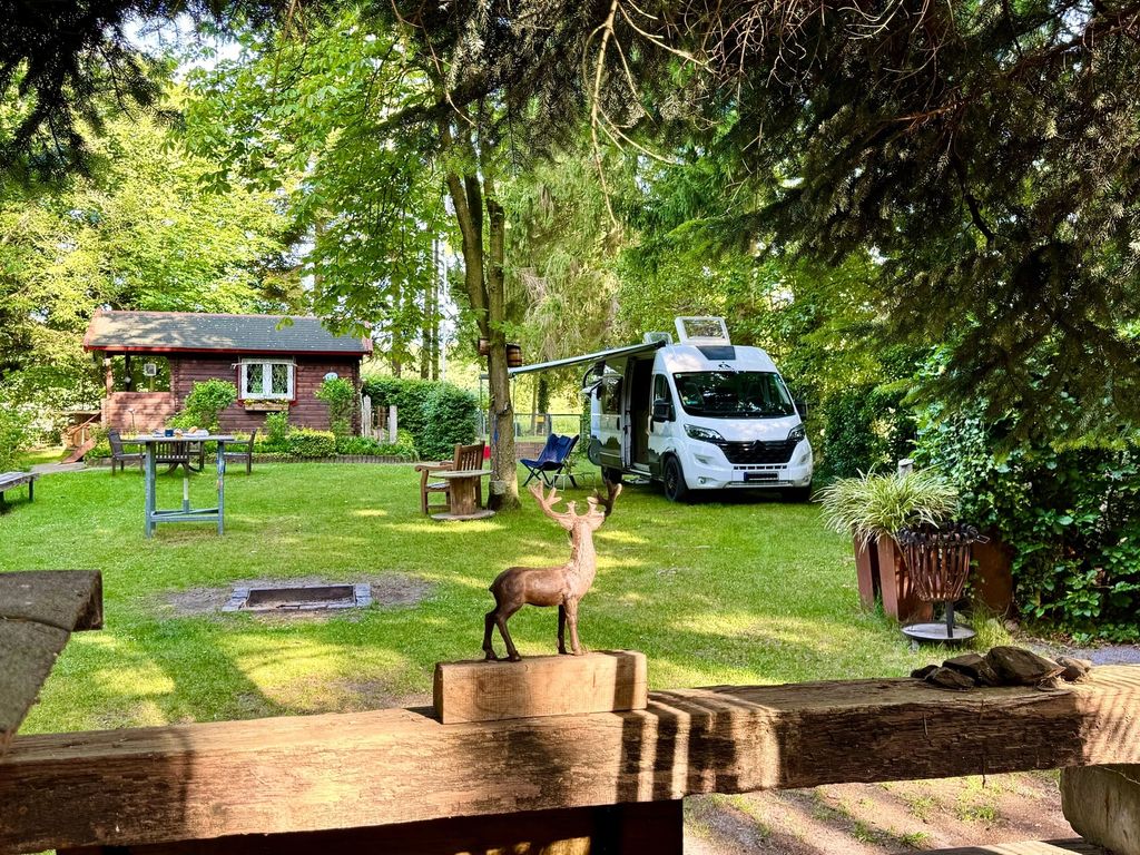 Traum-Einzelstellplatz am Teich mit Feuerstelle