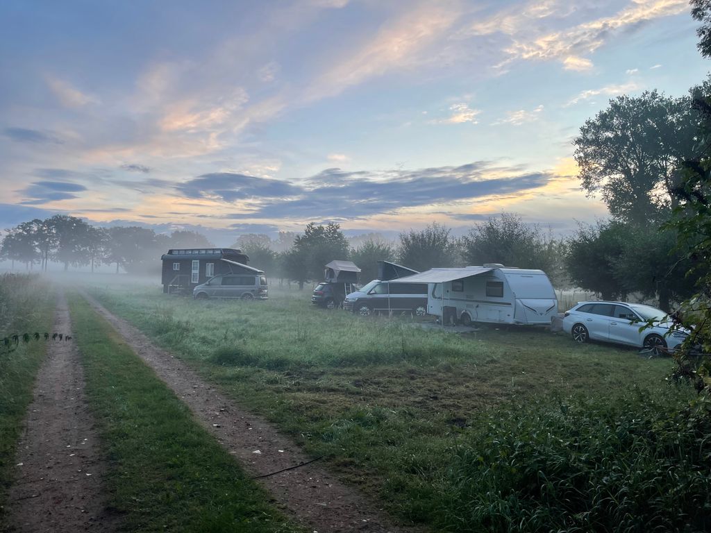 Une campagne calme et idyllique au bord de la digue de l'Elbe