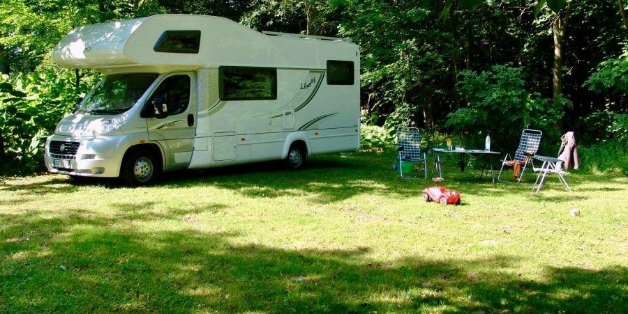 Camp zwischen Waldrand und Teich am Hof