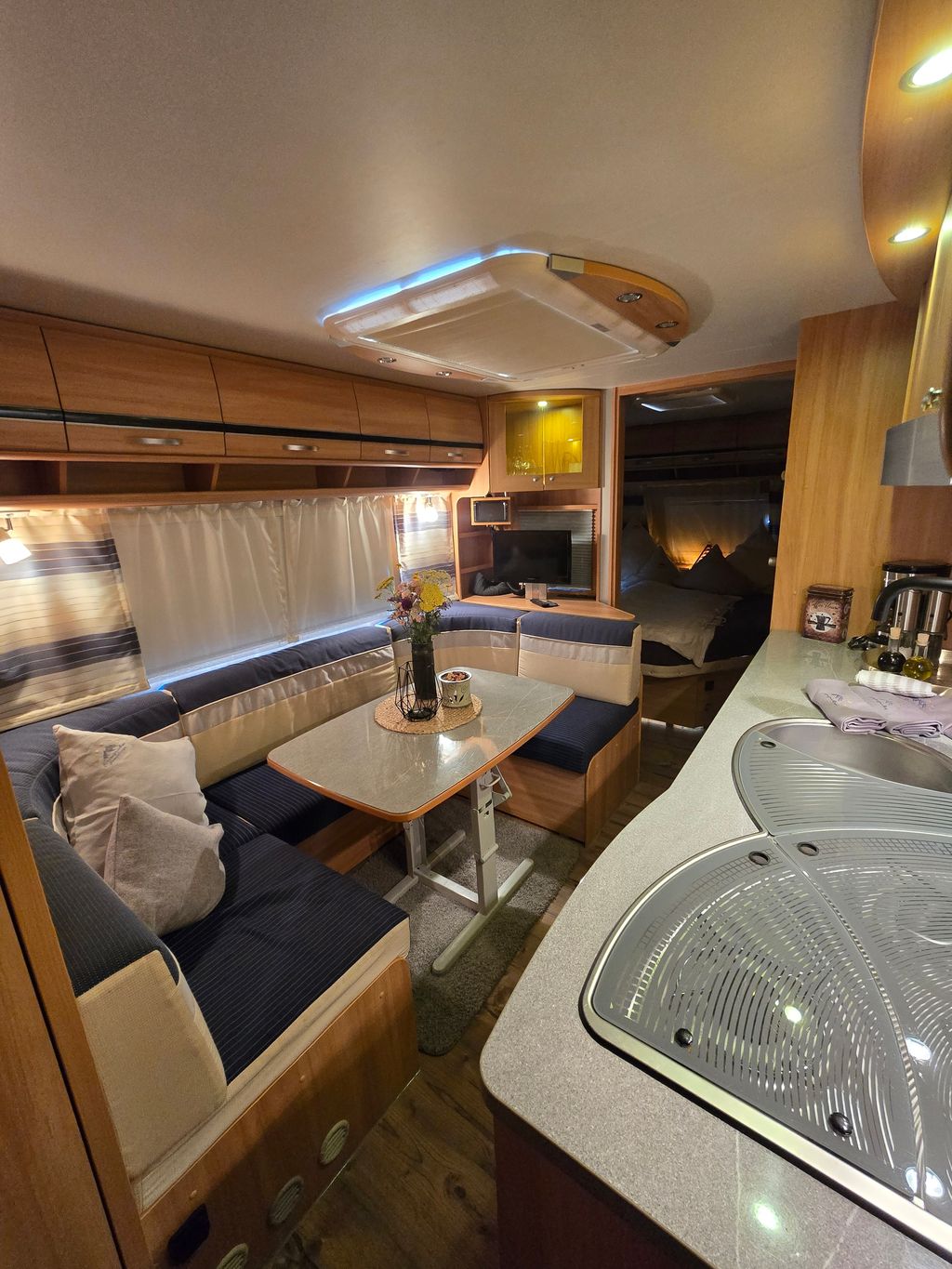 Caravane de luxe avec piscine & jacuzzi dans la verdure