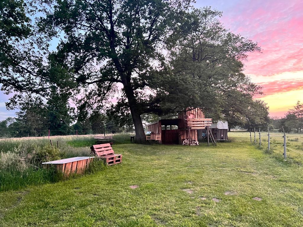 Parcela junto a caballos detrás de la casa