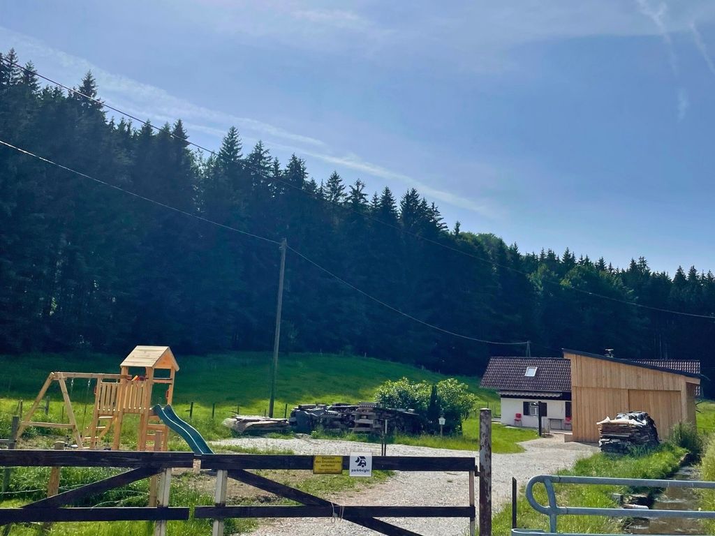 Pernottamento presso un ruscello impetuoso