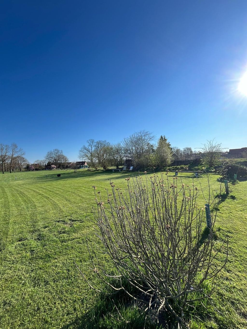 Camping rustique dans les prés avec une vue verdoyante