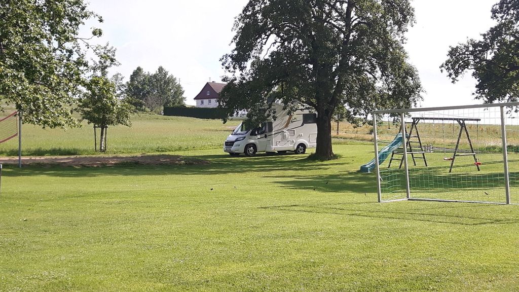 Acampar en una granja de vacaciones en el interior del Lago de Constanza