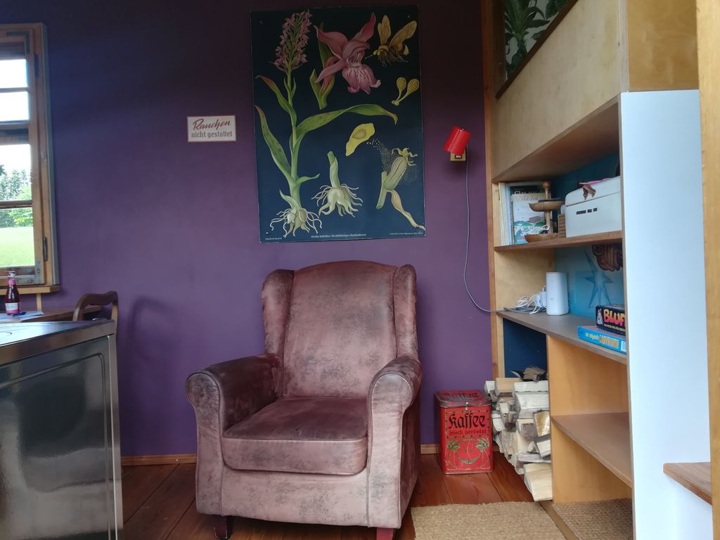 Casa minuscola nella Foresta della Franconia, proprio ai margini del bosco