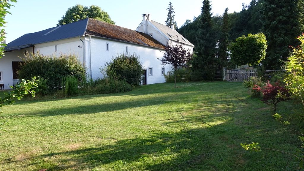 Mini campamento en una antigua granja con instalaciones sanitarias y electricidad