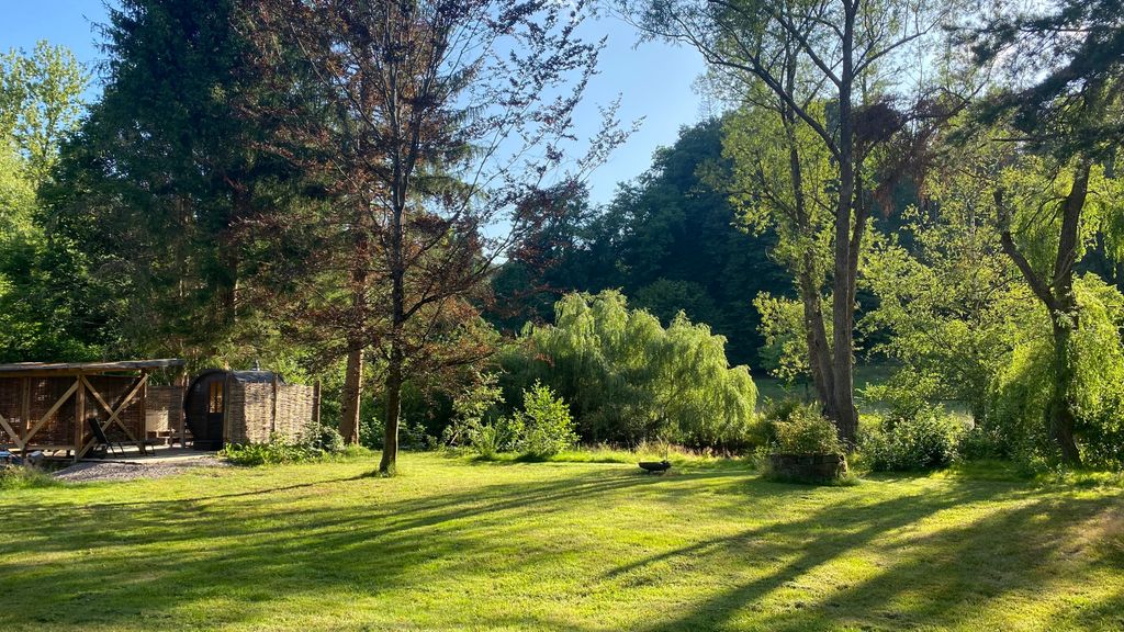 Terreno con aspecto de parque, con sauna y jacuzzi