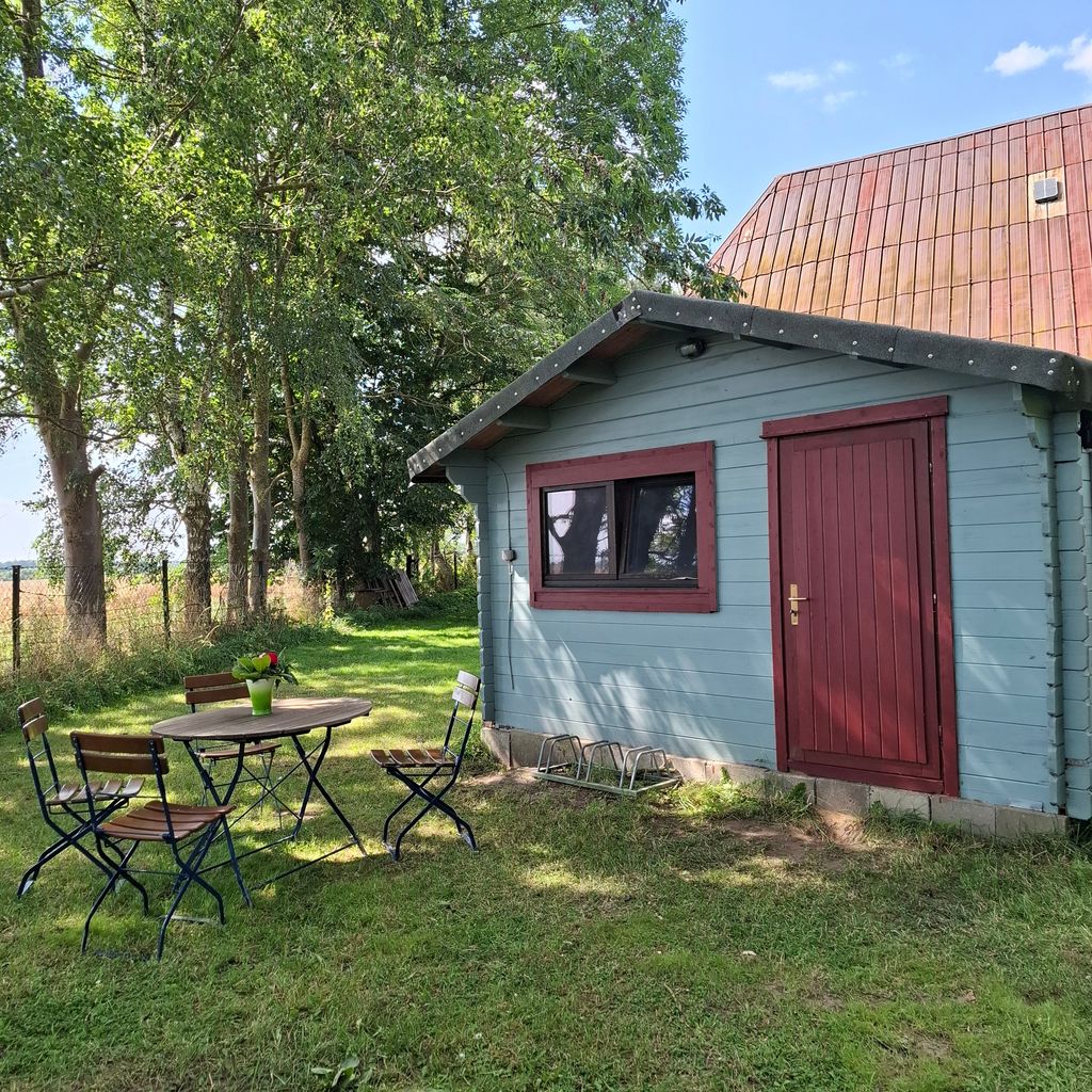 Kleine Holzhütte nahe Rostock mitten im Grünen