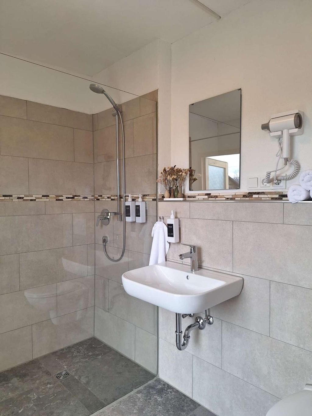 Tonneau en bois Détente pure avec une vue magnifique sur les montagnes2 