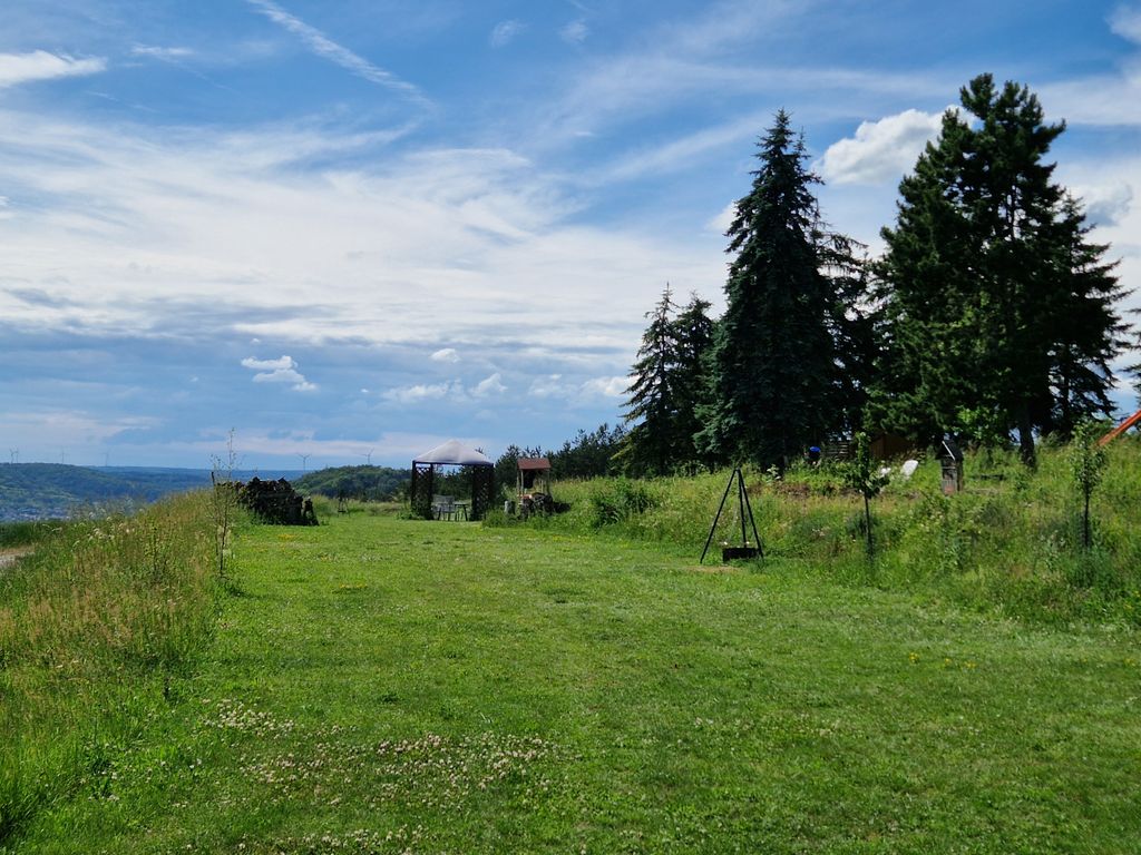 auf unserem weitläufigen Platz bieten wir maximal 3 Stellplätze an