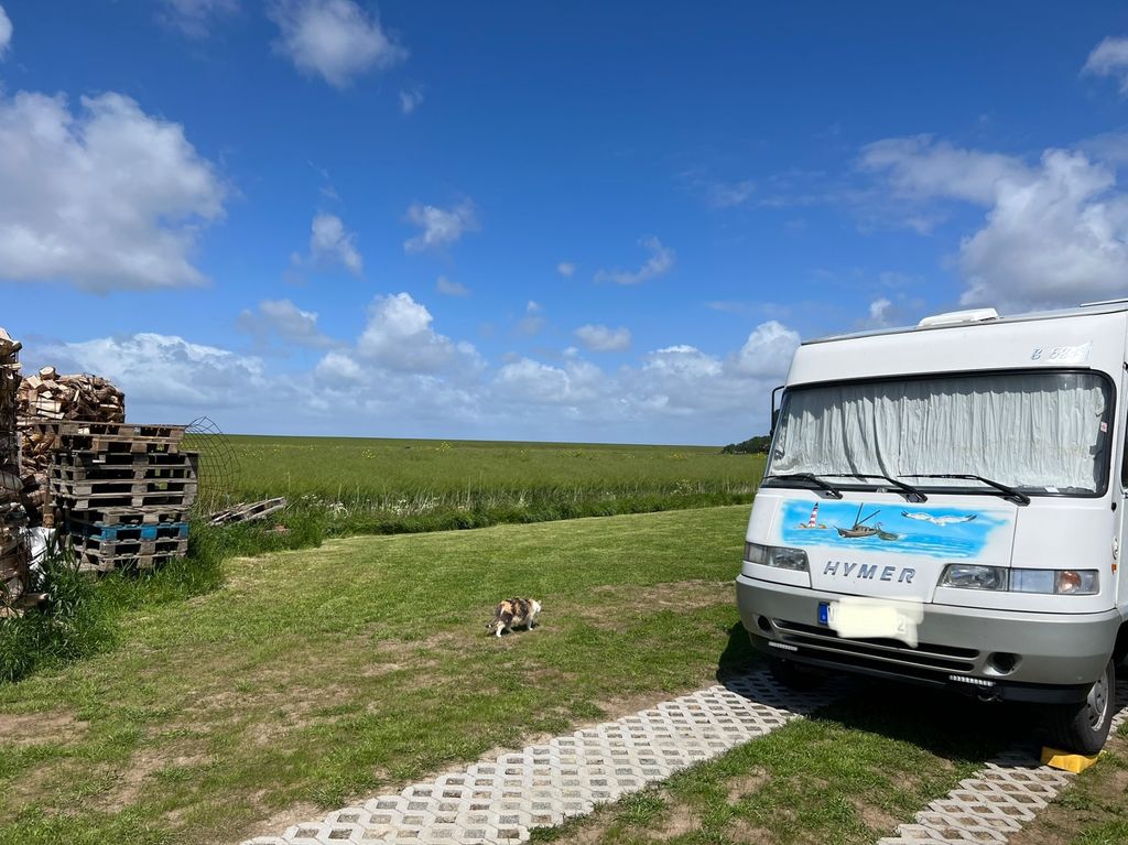 Une place entre digue et marais avec vue sur l'horizon