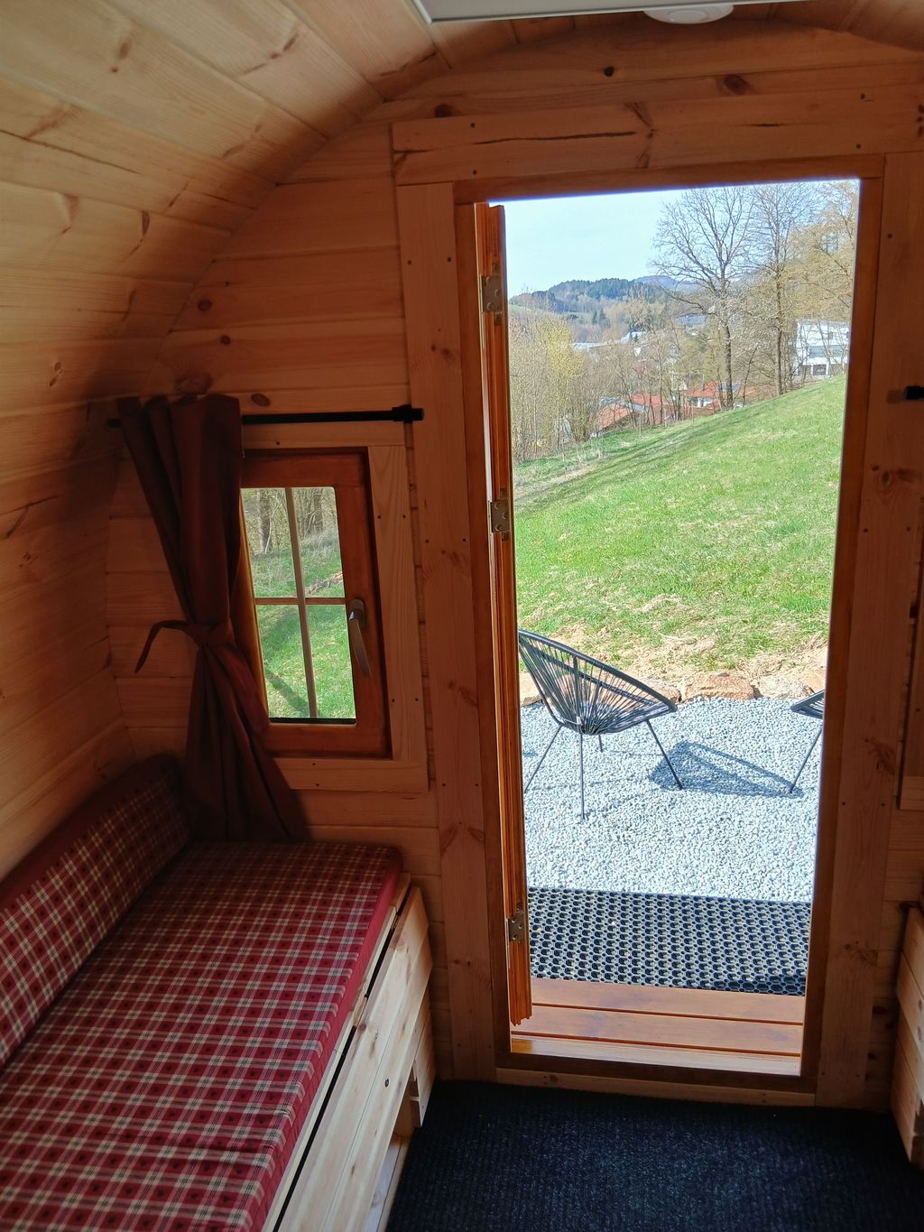 Un'esperienza di campeggio unica nel suo genere nel "barile-camera da letto"