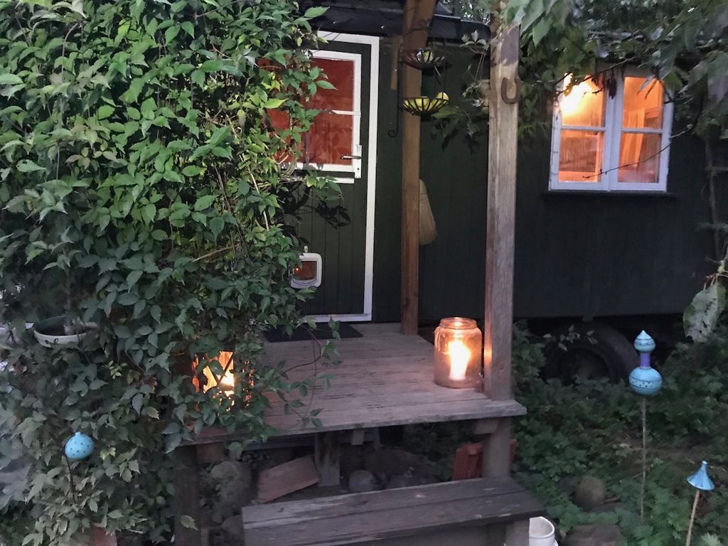 Bauwagen (Tiny House) im Naturgarten