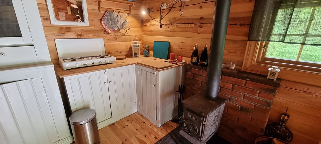 Accogliente capanna bassa, con sauna e area barbecue