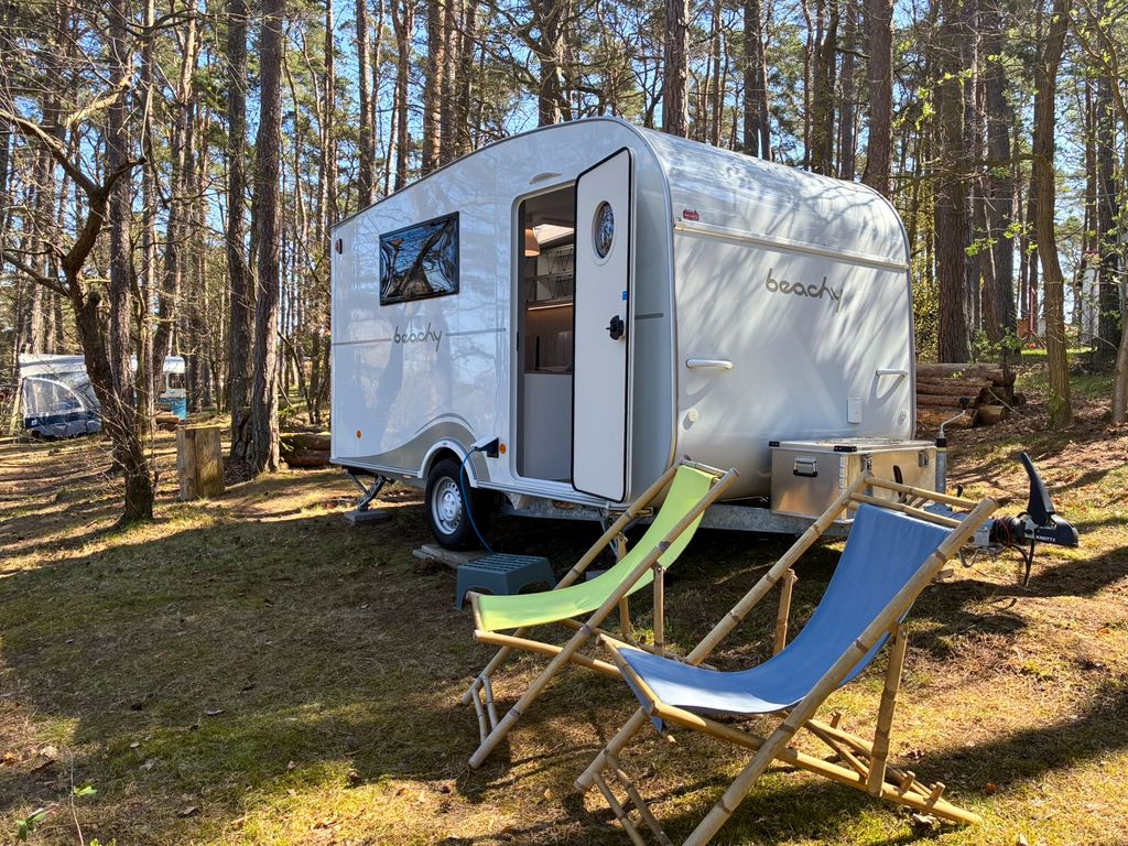 Wohnwagen auf naturnahem Campingplatz