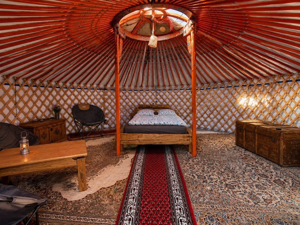 Une yourte confortable : glamping nature avec espace barbecue