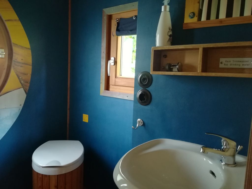 Casa minuscola nella Foresta della Franconia, proprio ai margini del bosco