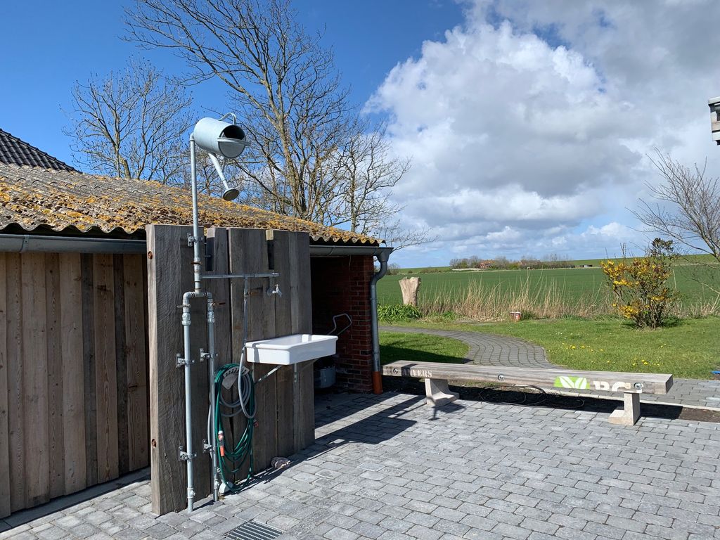 Une place entre digue et marais avec vue sur l'horizon