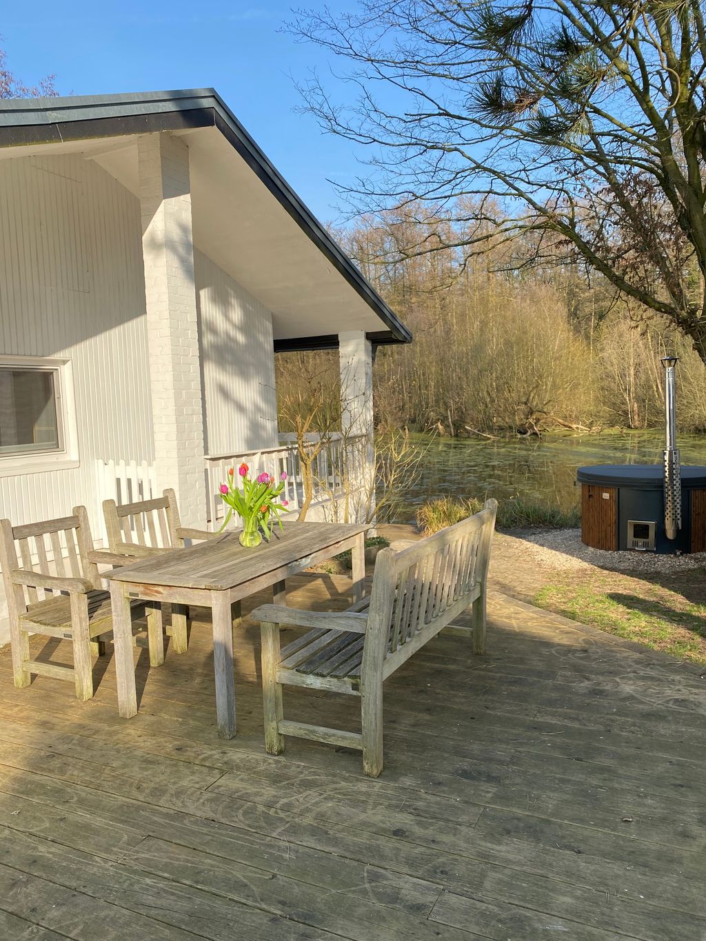 Unique bungalow right on the lake with hot tub