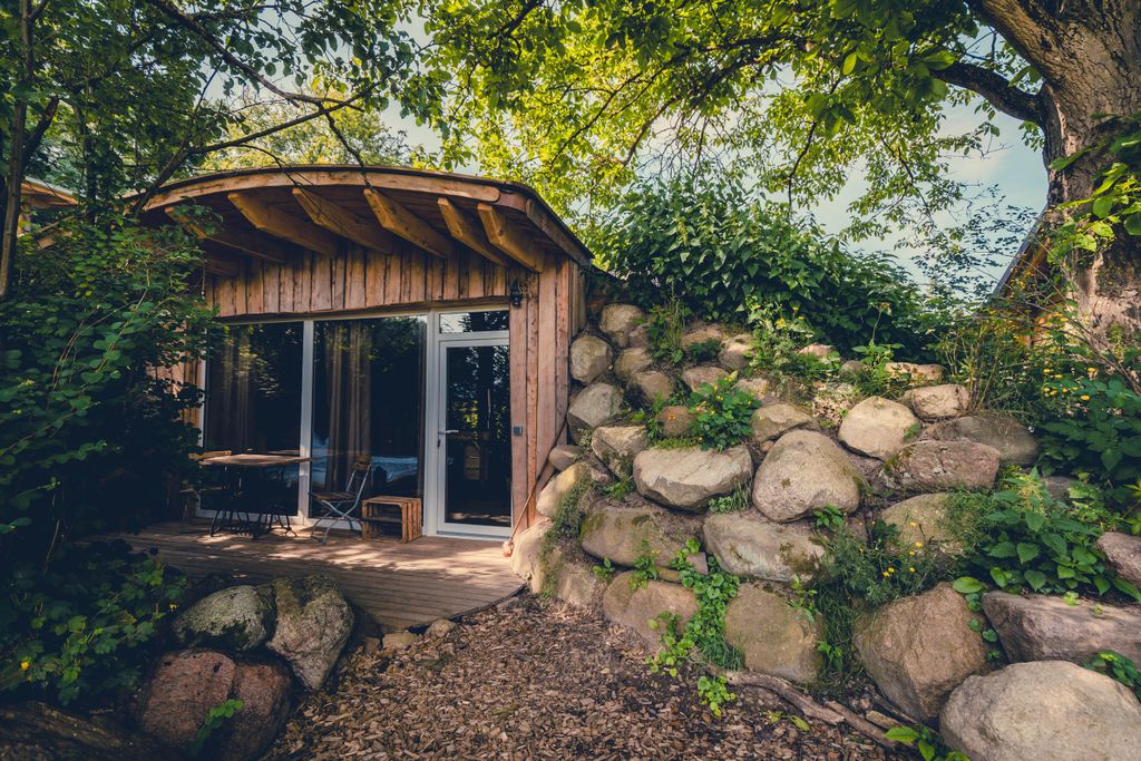 Caverne de hobbit dans la nature avec sauna et baignoire
